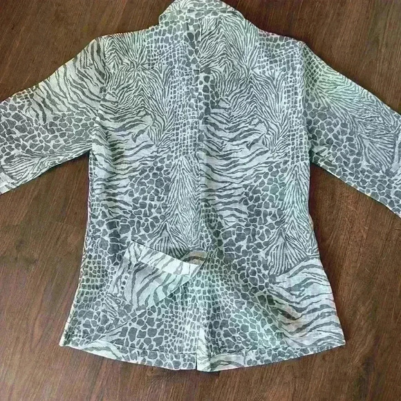 Cali and York Size PS Animal Print bottom Shirt color white and gray. - Picture 5 of 5
